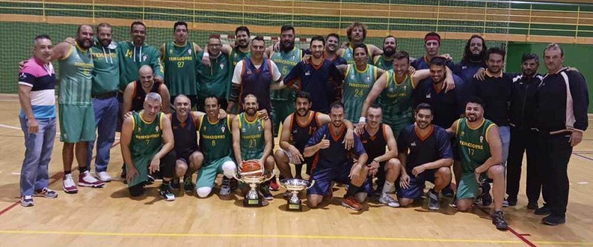 Campeones y subcampeones de la Liga Municipal de Baloncesto al final del encuentro y de la entrega de premios por parte de Ancor Bolanos concejal de Deportes