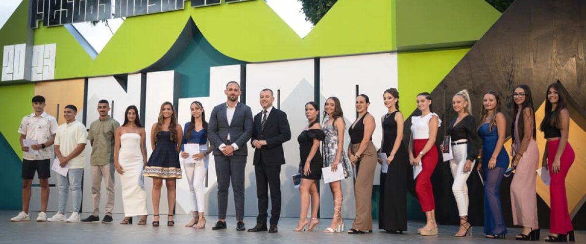 Candidatas y candidatos a Guayarmina y Bentejui durante el sorteo de salida con Teodoro Sosa y Julio Mateo