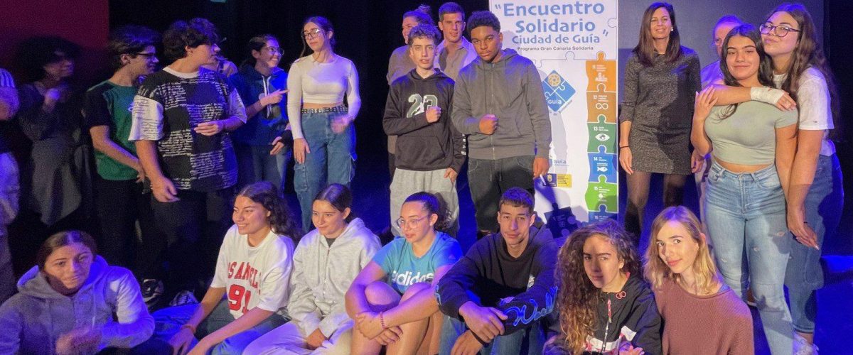 Carolina Bolanos junto a algunos de los estudiantes que asistieron al Encuentro