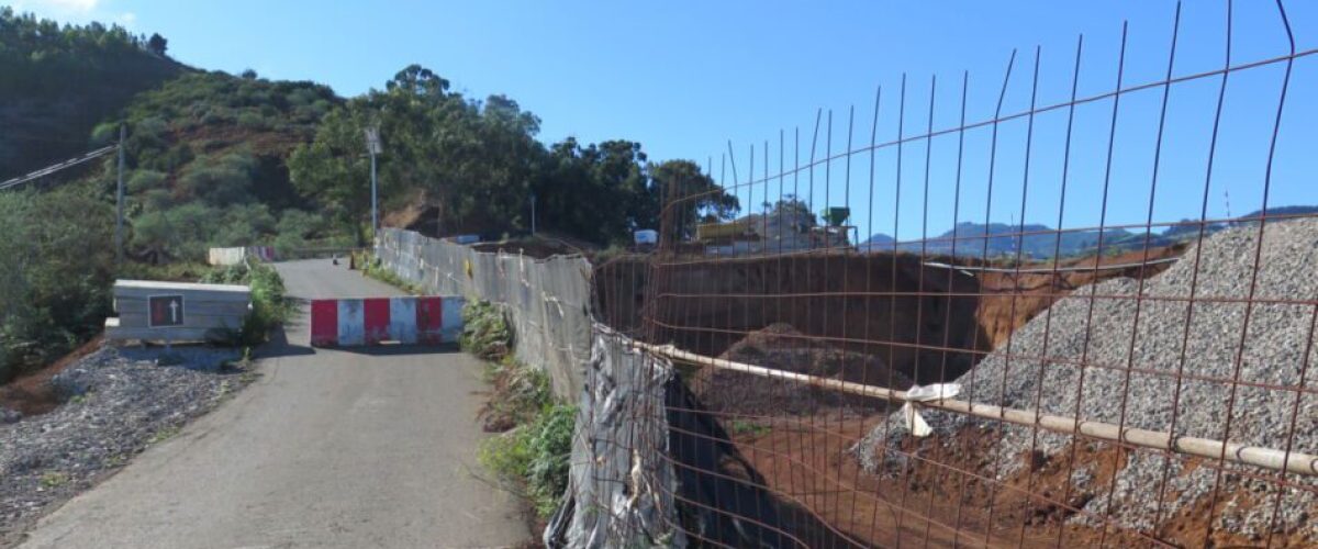 Carretera de Bascamao donde se ha producido el desmoronamiento y a la derecha de la imagen las obras de construccion de la mareta.