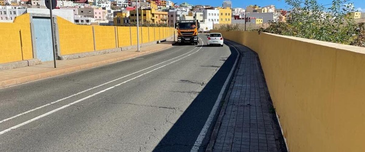 Carretera de entrada a La Atalaya