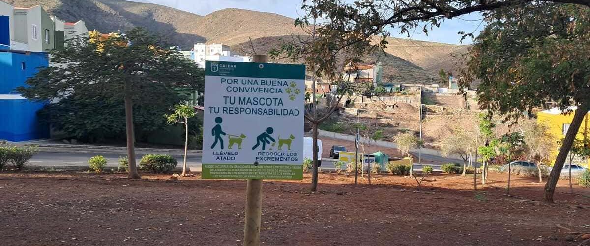 Carteleria situada en los jardines del municipio