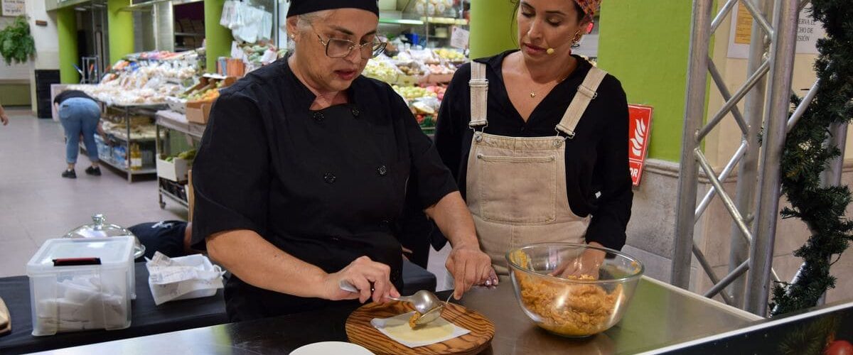 Catalina Gil y Elsa Marrer durante la elaboracion de las truchas de batata 1