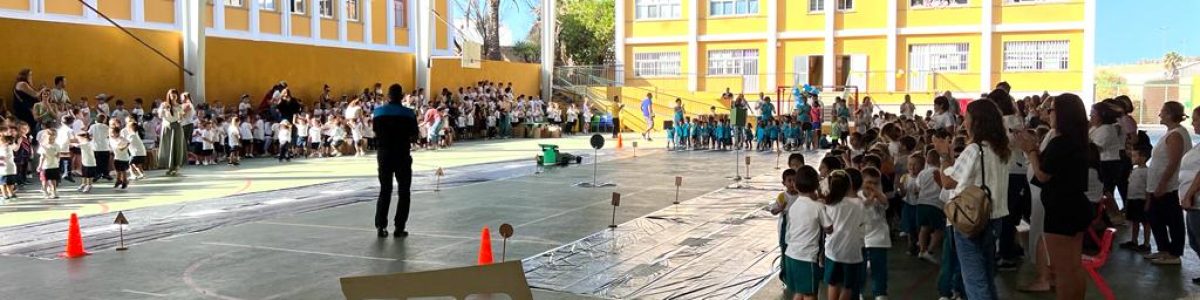 Concierto infantil de El poli marchoso en el CEIP Los Quintana