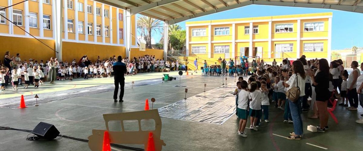 Concierto infantil de El poli marchoso en el CEIP Los Quintana