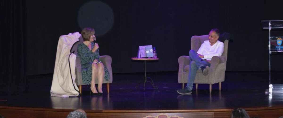 Coralia Quintana y el escritor Santiago Gil durante la presentacion del libro Brumadentro en el Hesperides