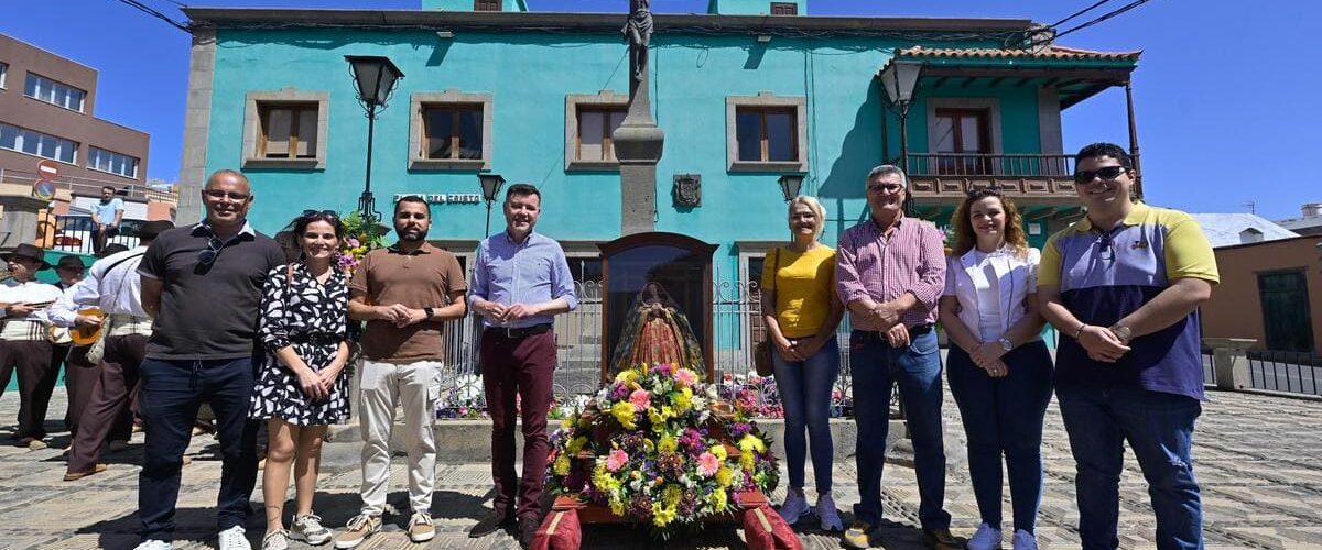 Corporación municipal, con la Virgen de La Vega en la Plaza del Cristo