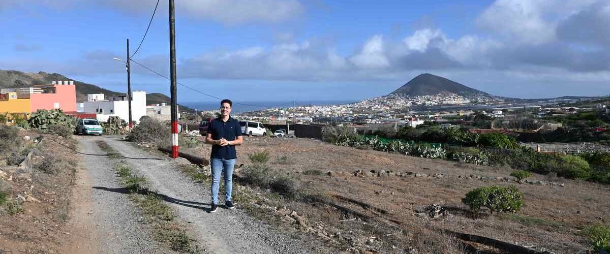 Cristian Perdomo concejal de Alumbrado Publico en la calle Trafalgar junto al nuevo tendido