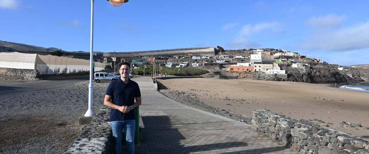 Cristian Perdomo concejal de Alumbrado Publico junto a las luminarias rehabilitadas en Bocabarranco