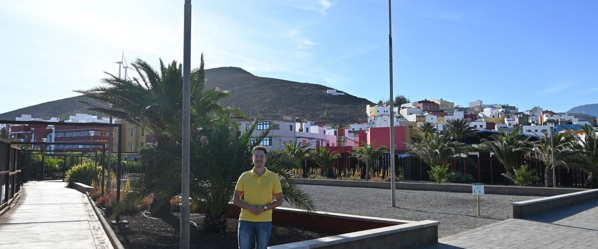 Cristian Perdomo, junto a varias luminarias rehabilitadas en el Parque Don Juan Aguiar de Sardina