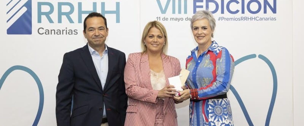 Davinia Dominguez y Virginia Avila fueron las encargadas de recoger este premio