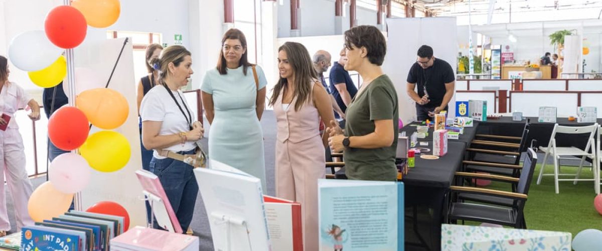 De izq a dcha Sara Mateos Betsabe Morales y Silvia Jaen visitando un expositor