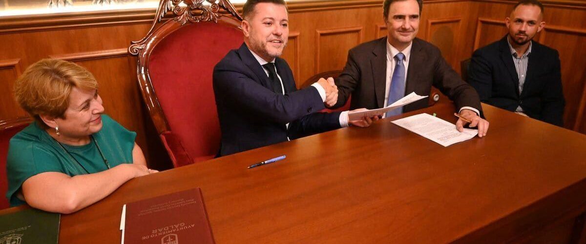 De izquierda a derecha Ana Teresa Mendoza Jiménez, Teodoro Sosa, Pablo Casado y Julio Mateo, durante la firma del convenio