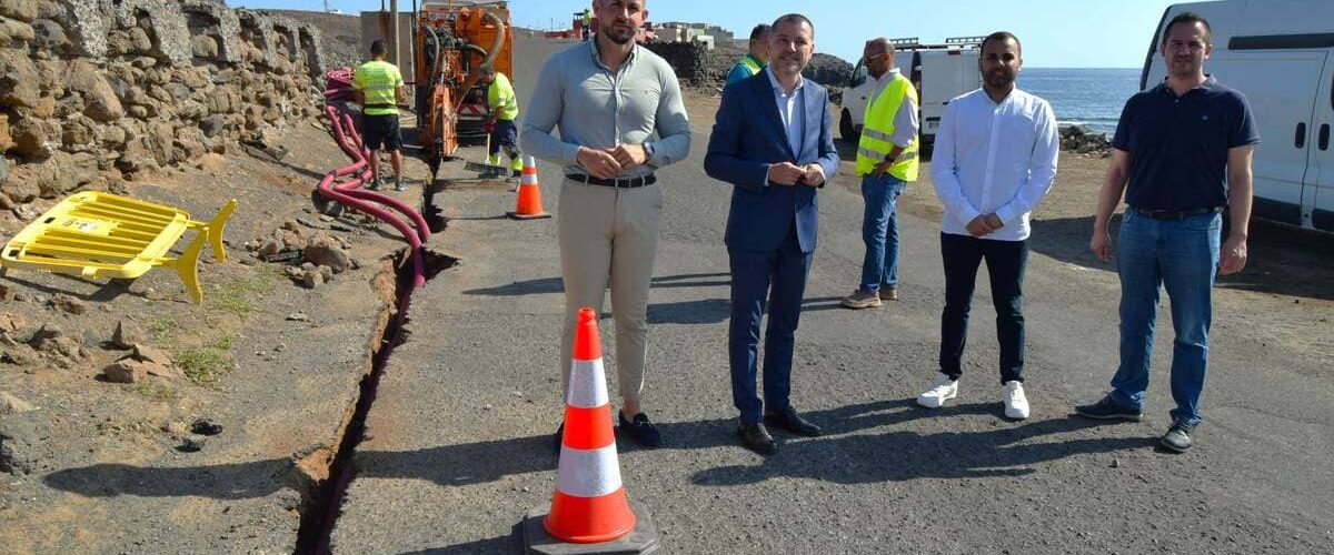 De izquierda a derecha Julio Mateo, Teodoro Sosa, Ulises Miranda y Heriberto Reyes, durante la obra de canalizaciones para la instalación de la fibra óptica en La Punta