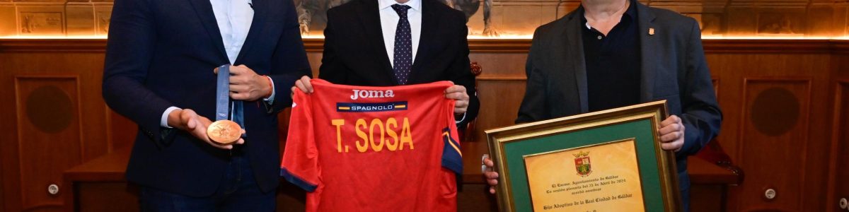 De izquierda a derecha, Julio Mateo con la medalla olímpica, Teodoro Sosa con la camiseta de la selección española y Jordi Ribera con el título de Hijo Adoptivo