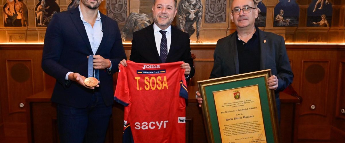 De izquierda a derecha, Julio Mateo con la medalla olímpica, Teodoro Sosa con la camiseta de la selección española y Jordi Ribera con el título de Hijo Adoptivo