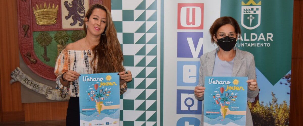 De izquierda a derecha Olaia Moran consejera de Juventud del Cabildo y Nuria Vega concejal de Juventud de Galdar con el programa Verano Joven 2022