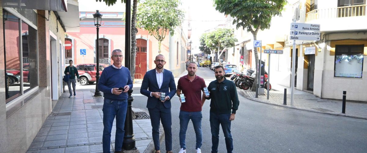 De izquierda a derecha, Tine Martín, Julio Mateo, Alday García y Ulises Miranda, en la calle Drago junto a uno de los puntos de la red wifi