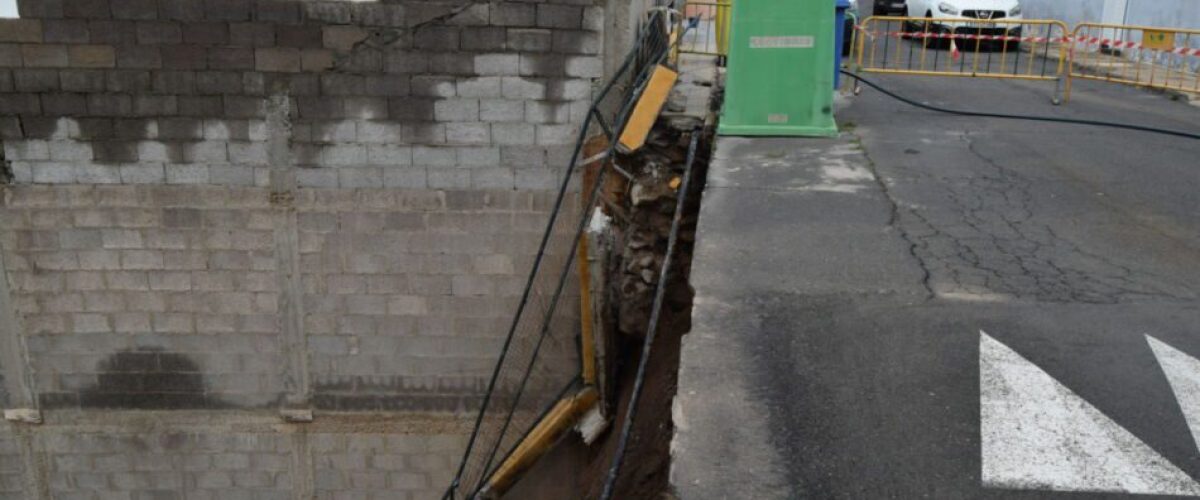 Desprendimiento en la calle Jimenez Diaz en Sardina