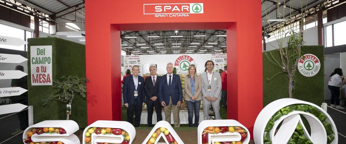 Directiva de SPAR Gran Canaria en su stand