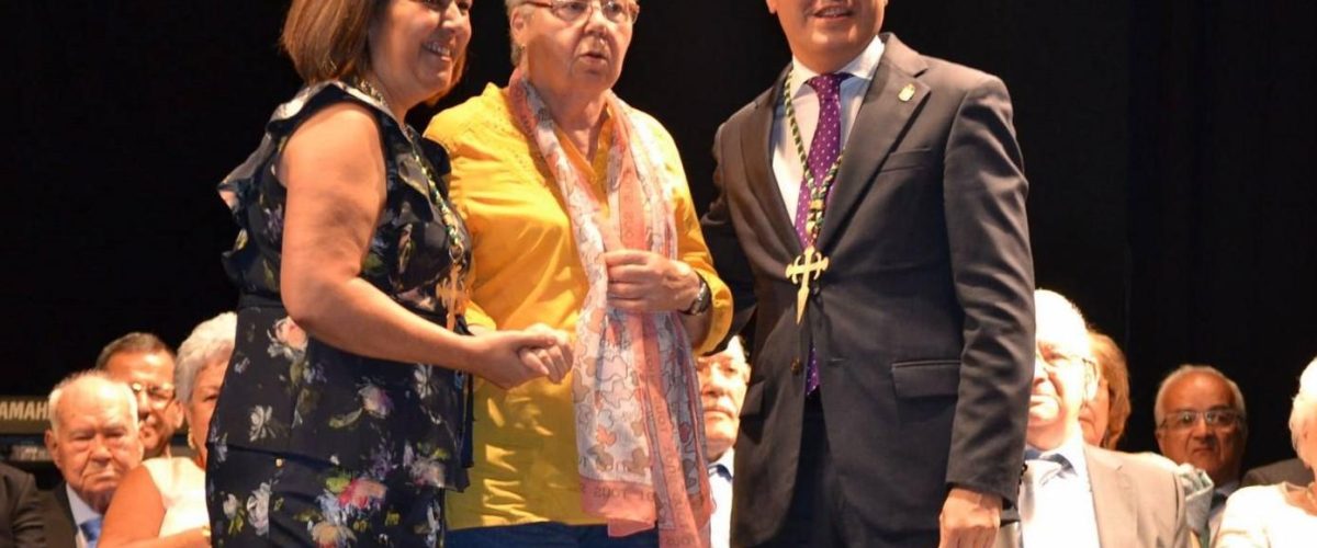 Dolores Gil recibe la Pintadera de Oro de la Ciudad de manos de Teodoro Sosa y Encarnación Ruiz