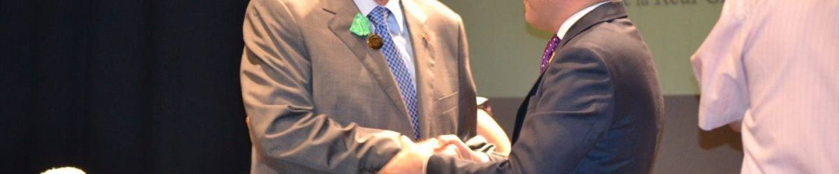 Don Mario Delgado Molina recibe la Pintadera de Oro de Gáldar en 2014 de la mano de Teodoro Sosa