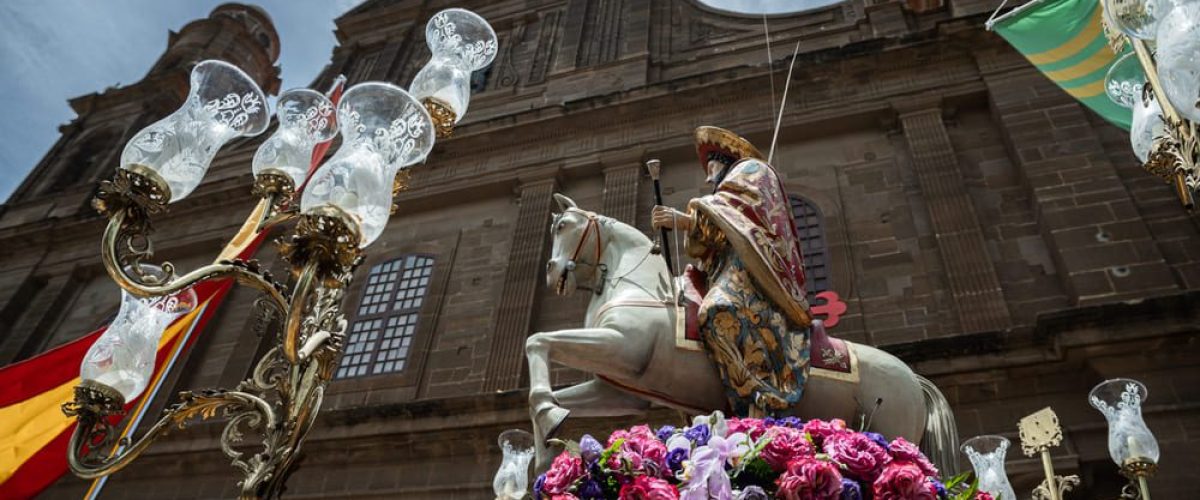 El Patron Santiago frente al Santuario durante una procesion