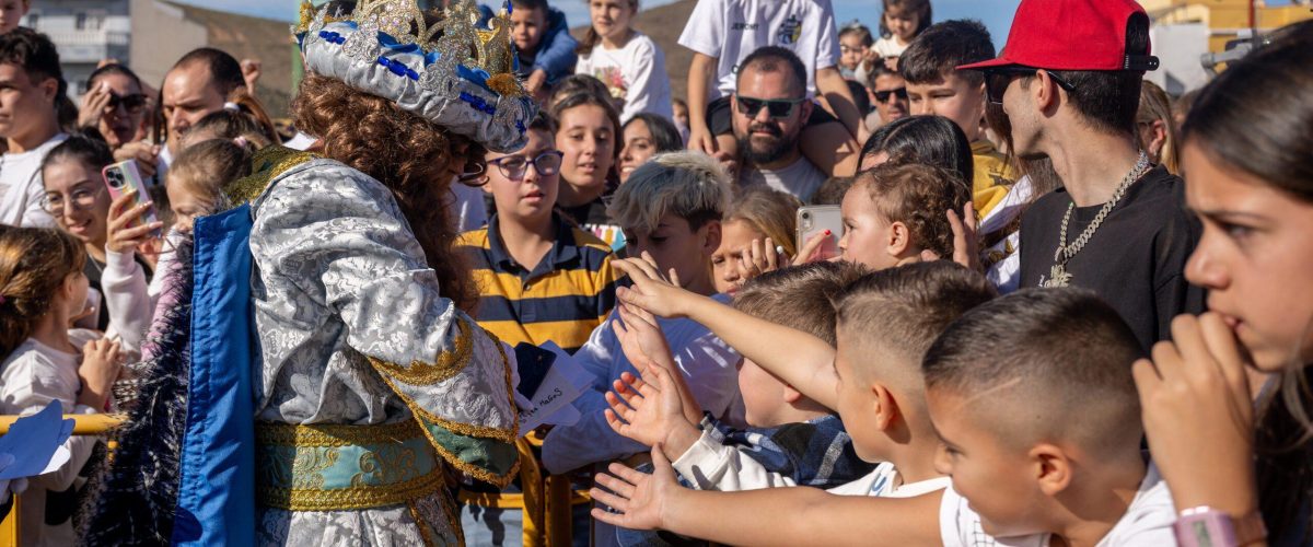 El Rey Gaspar agasajado por varios ninos y ninas en el Estadio de Barrial scaled