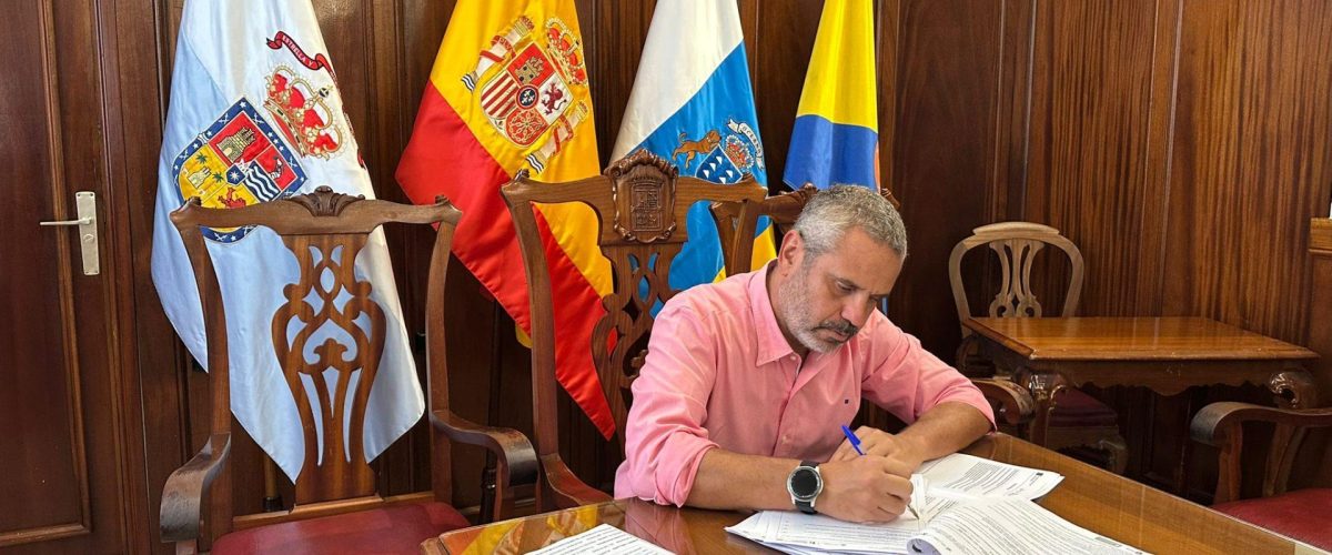 El alcalde, Alfredo Gonçalves Ferreira, durante la firma de los contratos en el salón de plenos de las Casas Consistoriales