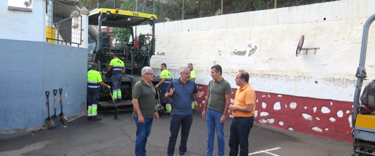 El alcalde, Alfredo Gonçalves Ferreira, junto a los concejales y el director de obra, durante la visita a los trabajos