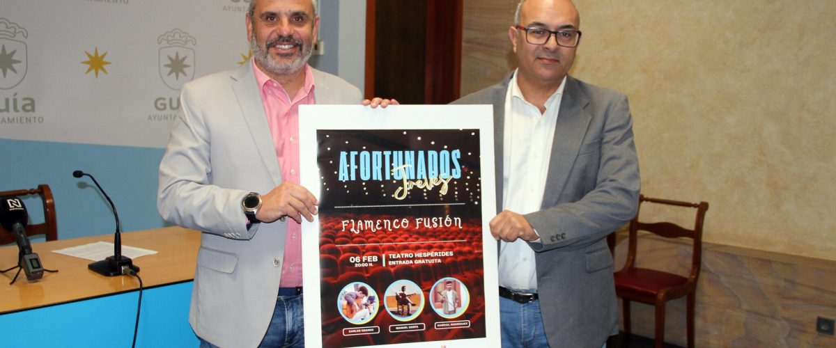 El alcalde, Alfredo Gonçalves Ferreira, y el concejal de Cultura, Julián Melián, con el cartel de 'Afortunados Jueves'