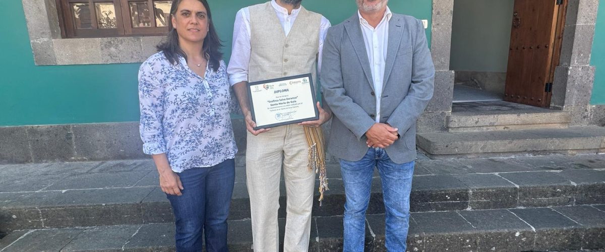 El alcalde, Alfredo Gonçalves Ferreira, y la concejala de Turismo, Alejandra García Díaz, junto a Jaime Rodríguez, propietario de la Ecofinca Selva Doramas