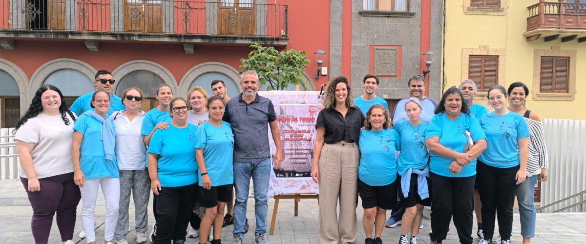 El alcalde, Alfredo Gonçalves Ferreira, y la concejala de Universidad Popular, Ruth Martín Rodríguez, junto al alumnado trabajador de los PFAEs que colaboran nuevamente en esta edición. (1)