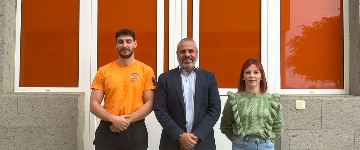 El alcalde, Alfredo Gonçalves Ferreira,junto al jefe de Protección Cilvil, Jose González García, y Coraima Castellano García, delante de la sede de la Agrupación Local