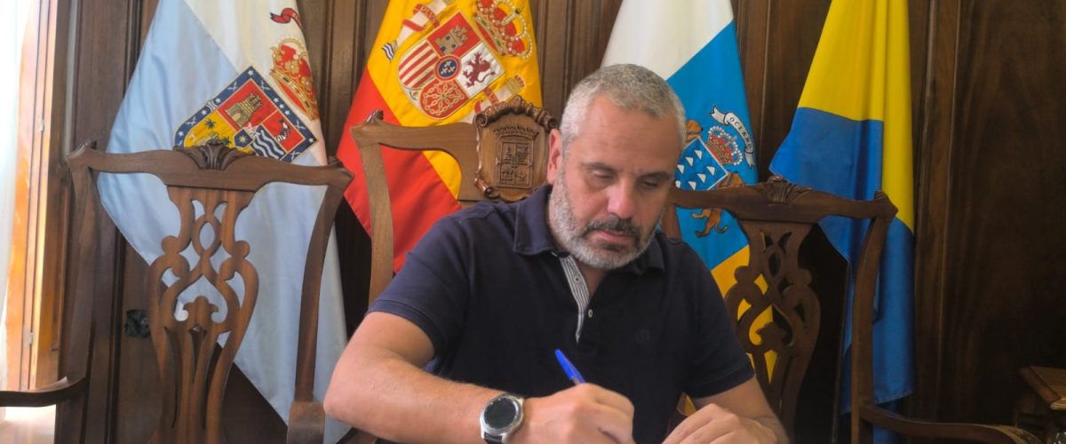 El alcalde, Alfredo Gonçalves, durante la firma de contratos en las Casas Consistoriales