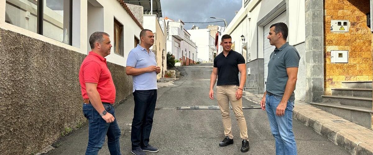 El alcalde, Pedro Rodríguez, acompañado de los concejales César Medina y Tanausú Santos, y Carlos Cabrera, técnico del proyecto, durante la visita a Faraylaga