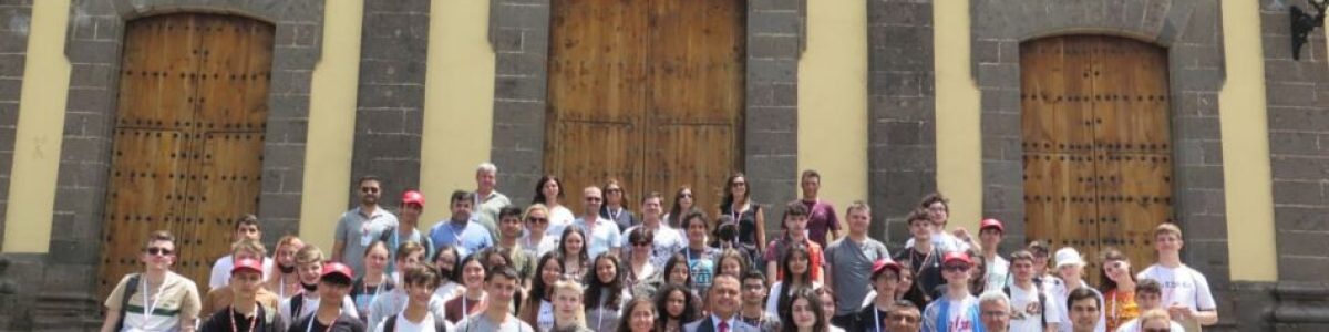 El alcalde, Pedro Rodríguez, acompañado por la concejala de Educación, Sibisse Sosa, junto a los estudiantes participantes en la Semana Erasmus