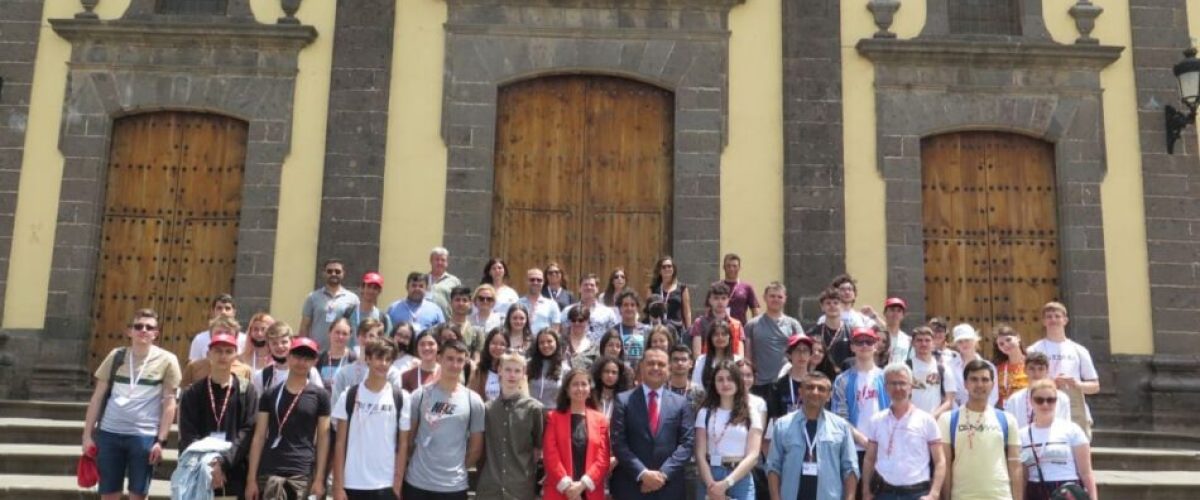 El alcalde Pedro Rodriguez acompanado por la concejala de Educacion Sibisse Sosa junto a los estudiantes participantes en la Semana Erasmus