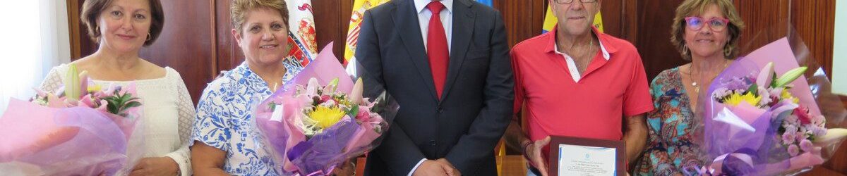 El alcalde, Pedro Rodríguez, con los trabajadores municipales homenajeados