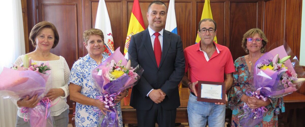 El alcalde Pedro Rodriguez con los trabajadores municipales homenajeados