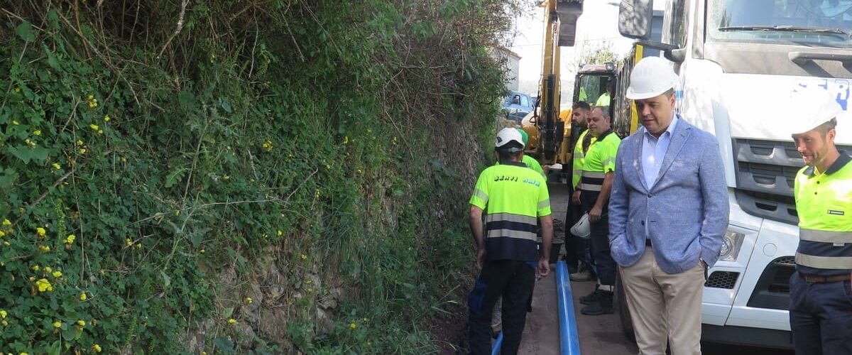 El alcalde, Pedro Rodríguez, durante una visita a los trabajos de renovación de la red en la zona de medianías en imagen de archivo