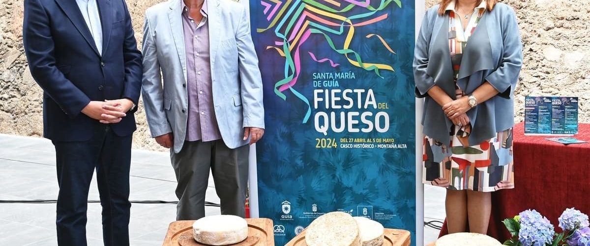 El alcalde, Pedro Rodríguez, junto a José Castellano y Teresa Bolaños, en la presentación del programa de la Fiesta del Queso 2024 celebrada hoy en el Mercado de Guía