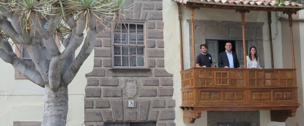 El alcalde Pedro Rodriguez junto a Jose Maria Martin y Naira de Lerma en el balcon recien restaurado