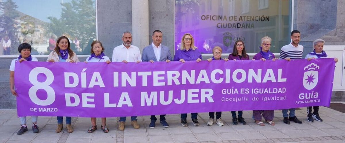 El alcalde Pedro Rodriguez junto a la concejala Davinia Garcia miembros del gobierno municpal y del colectivo Juntos por la Igualdad 1