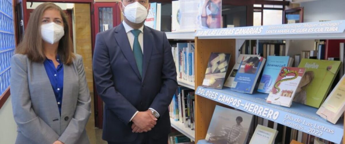 El alcalde Pedro Rodriguez junto a la concejala de Cultura Sibisse Sosa junto al espacio dedicado a Dolores Campos Herrero en la Biblioteca Municipal