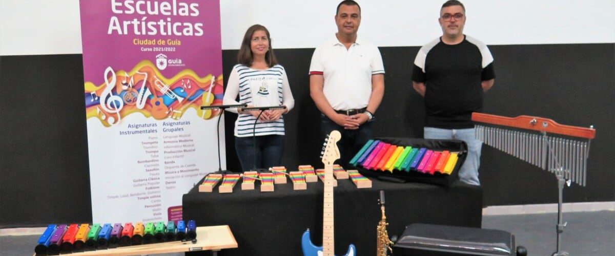 El alcalde Pedro Rodriguez junto a la concejala de Cultura Sibisse Sosa y el director de las Escuelas Artisticas Municipales Aristides Sosa