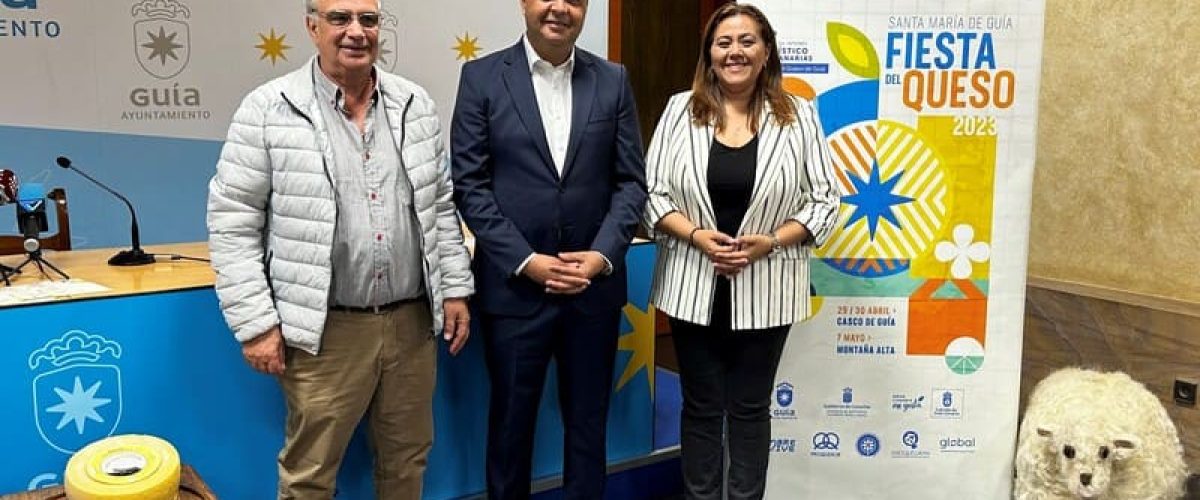 El alcalde Pedro Rodriguez junto a la concejala de Sector Primario Teresa Bolanos y Jose Castellano durante la presentacion de la fiesta el pasado 18 de abril