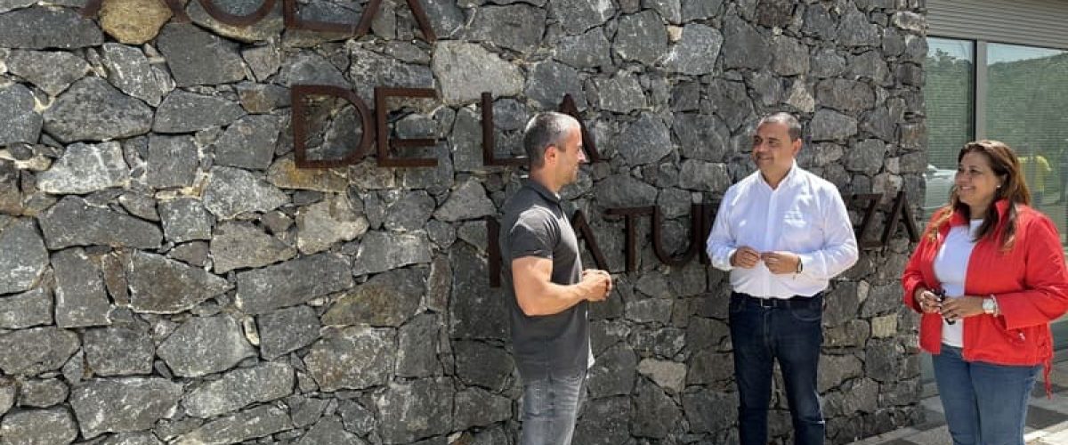 El alcalde Pedro Rodriguez junto a la concejala de Sector Primario Teresa Bolanos y el biologo Nestor Lopez durante la visita al Aula de la Naturaleza de Verdejo 1