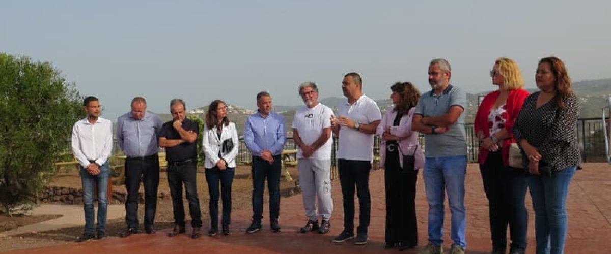 El alcalde Pedro Rodriguez junto a la consejera Conchi Monzon los concejales del gobierno municipal y el presidente de la asociacion La Piconera durante la inauguracion del Mirador de La Atalayita 1