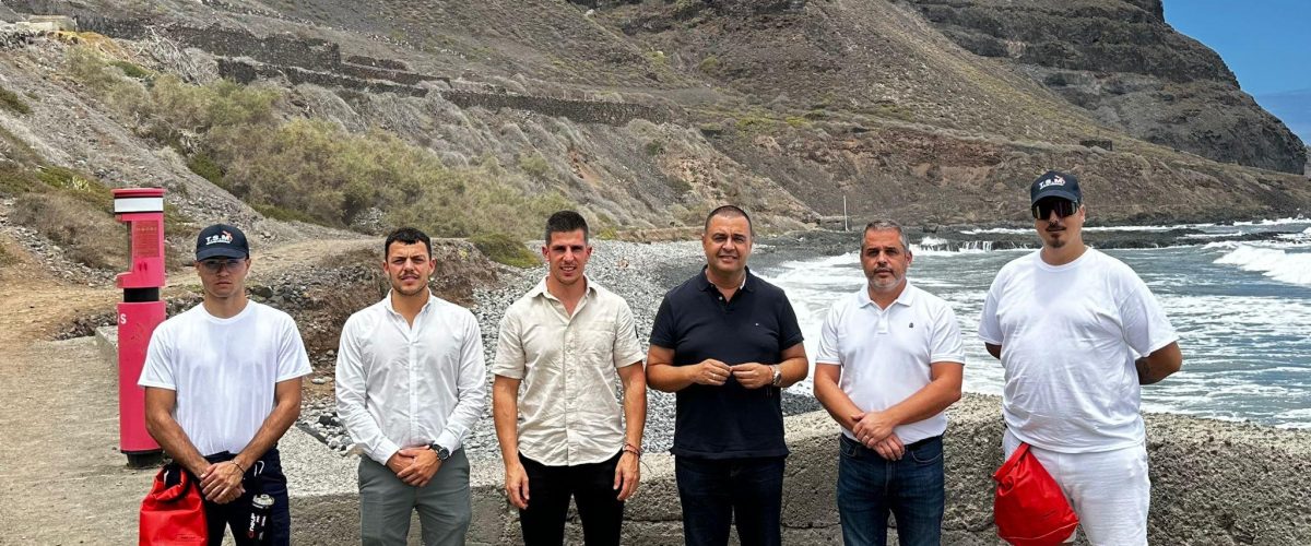 El alcalde, Pedro Rodríguez, junto a los concejales Tanausú Santos y César Medina, y los asistentes en primeros auxilios, en la playa de San Felipe